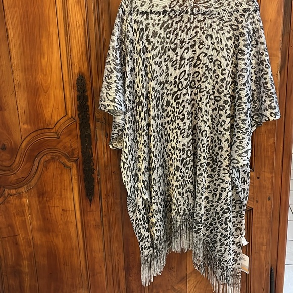 Animal print black gray and silver Ruana with fringe NWT - Picture 4 of 7